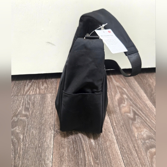 Lululemon City Essentials Shoulder Bag 4L Black NWT - Picture 4 of 15